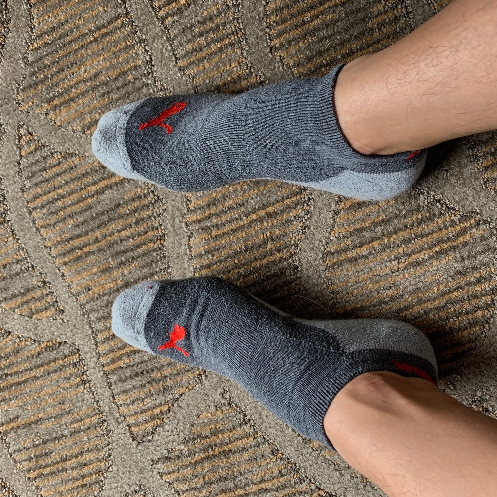 PUMA MENS PRE-OWNED GRAY COTTON BLEND ATHLETIC NO SHOW SOCKS - LARGE